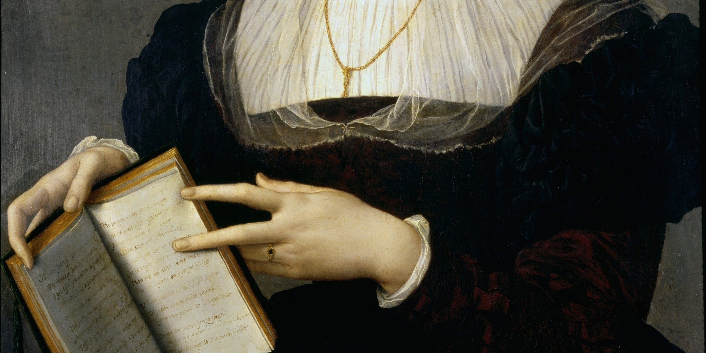 Dettaglio tratto dal dipinto di Laura Battiferro realizzato da Agnolo Bronzino. Si notano, in primo piano, le mani della letterata tenere un libro e indicare in particolare una pagina dello stesso